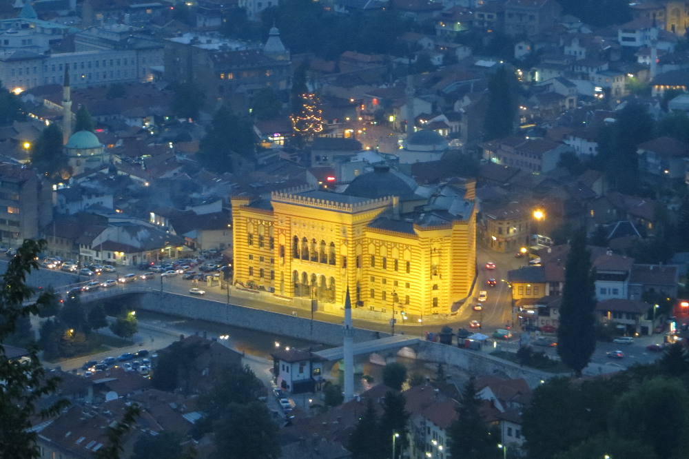 FOTO 2: Vista panorámica de Sarajevo, en una foto reciente (autora: Alma Telibecirevic)