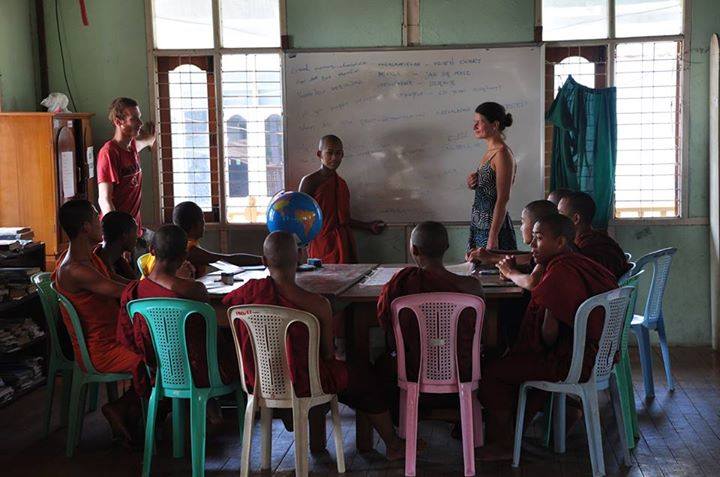 Karol und Dorota geben Englisch- und Erdkundeunterricht in einem Kloster in Mandalay, Myanmar.