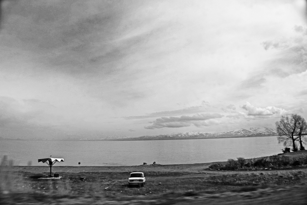 Pasando por el Lago Sevan de camino a la ciudad de Gavar.