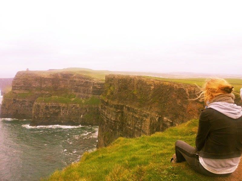 Janika auf den Klippen von Moher, Irland